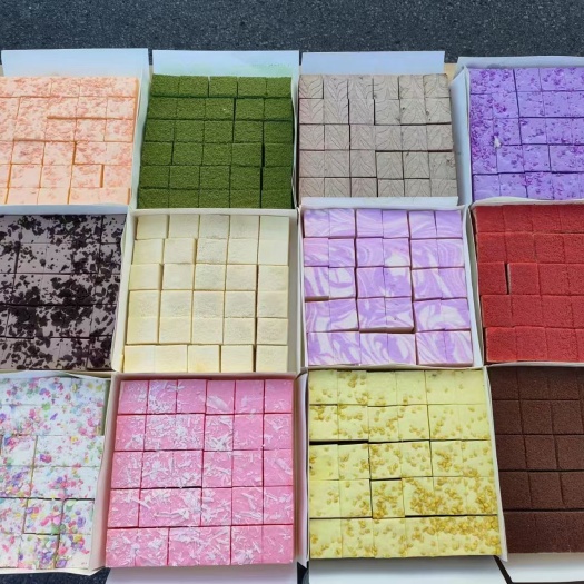 批发各种一元慕斯蛋糕，一盒三十块，一箱十盒。