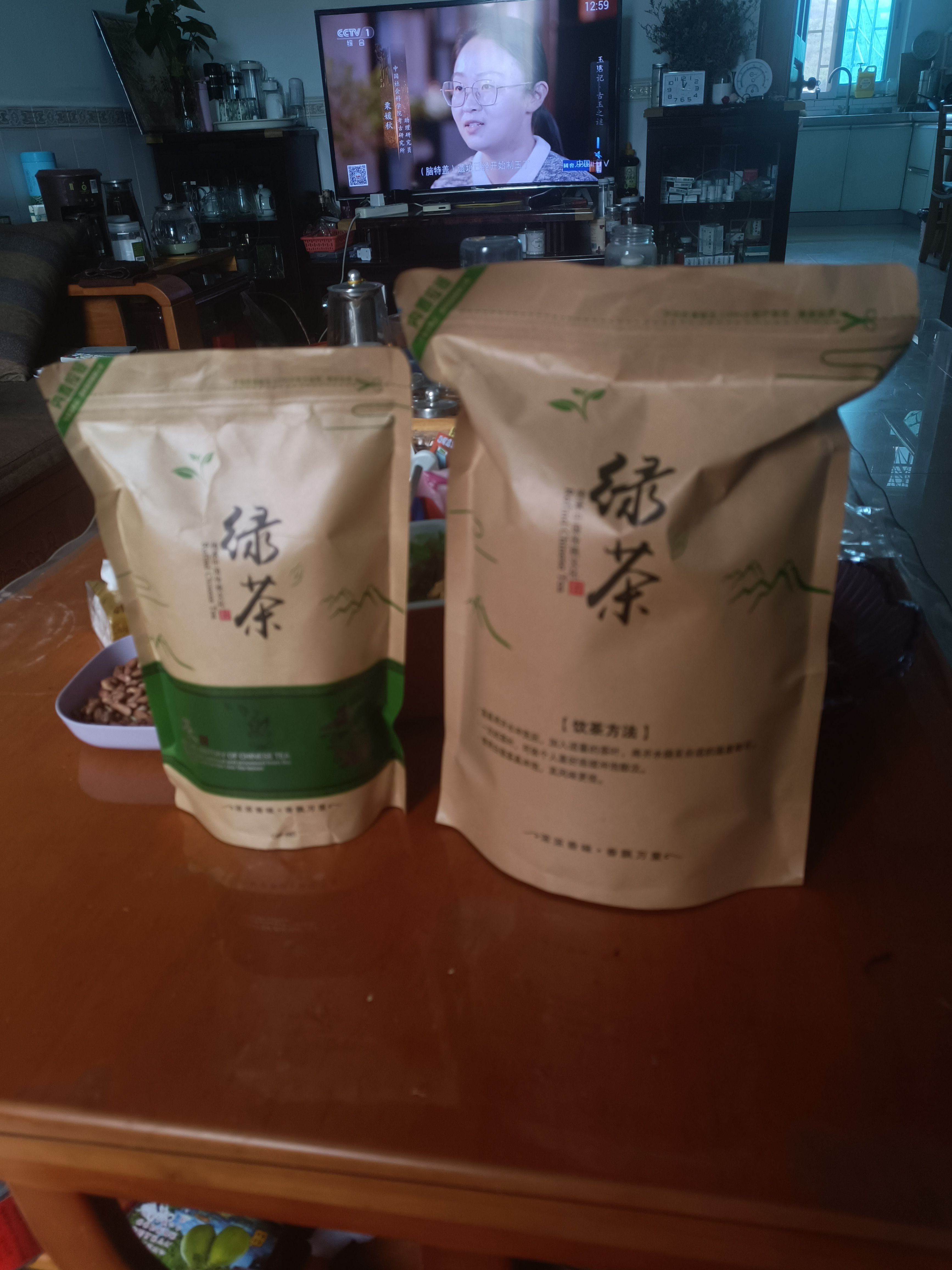 陈年古树，十年的普洱片片生茶，纸质自封袋。