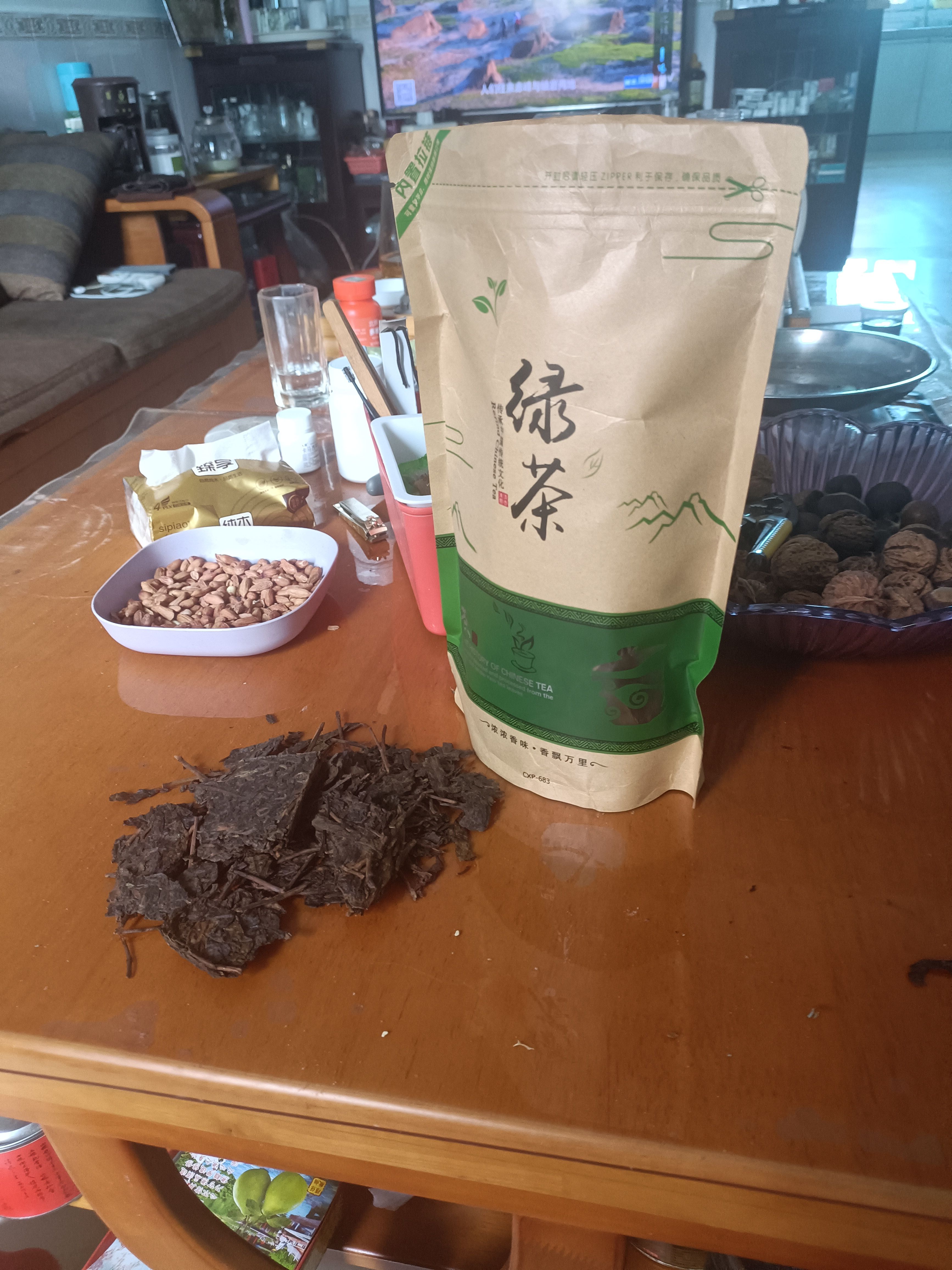 陈年古树，十年的普洱片片生茶，纸质自封袋。