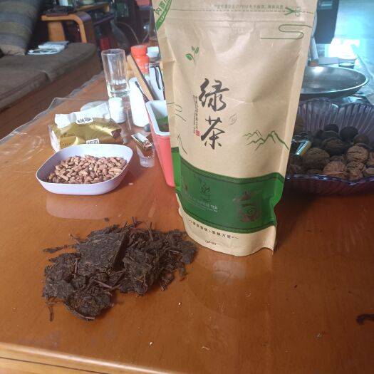 梁河县陈年古树，十年的普洱片片生茶，纸质自封袋。
