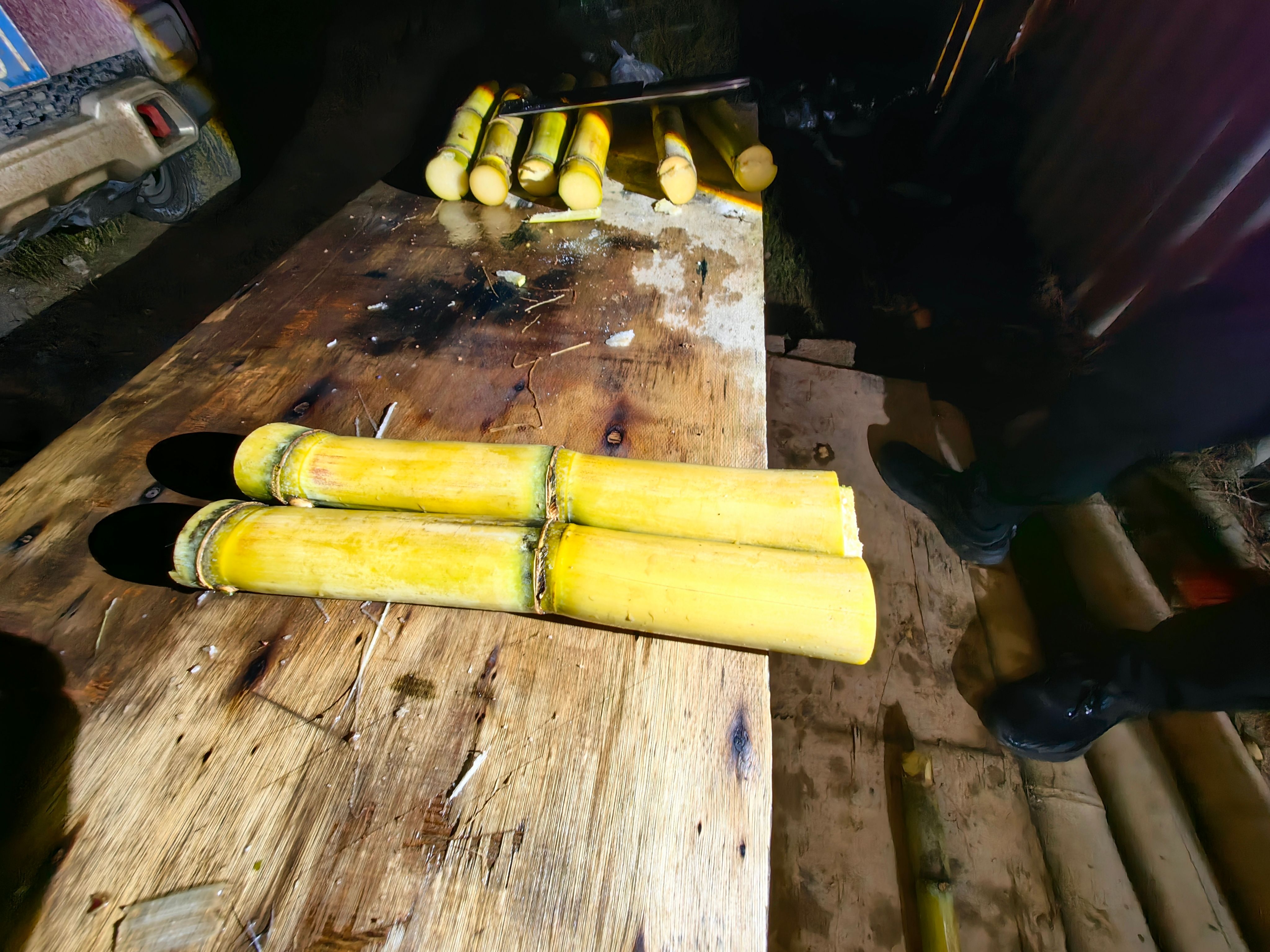 自家种植的云南黄金甘蔗，条子高且均匀，裂口少，果径粗，糖度够