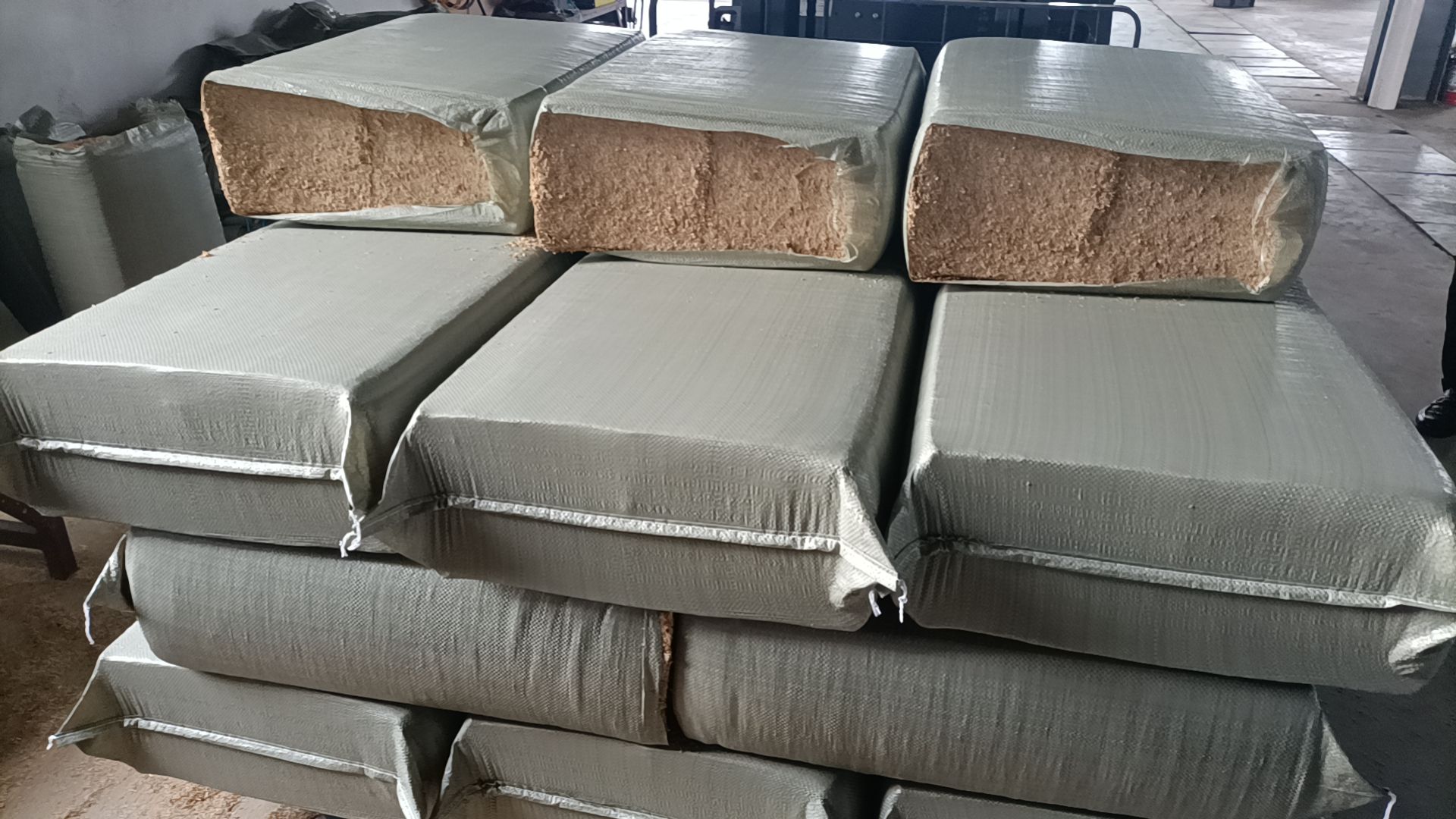 压缩稻壳。袋装稻壳，厂家一手货源，无霉变无杂质