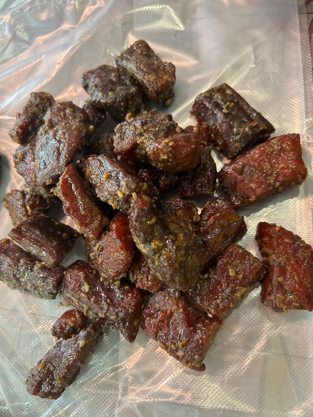 牛肉干切下来的边角，口感是相当的好了，三种口，麻辣味，孜然味