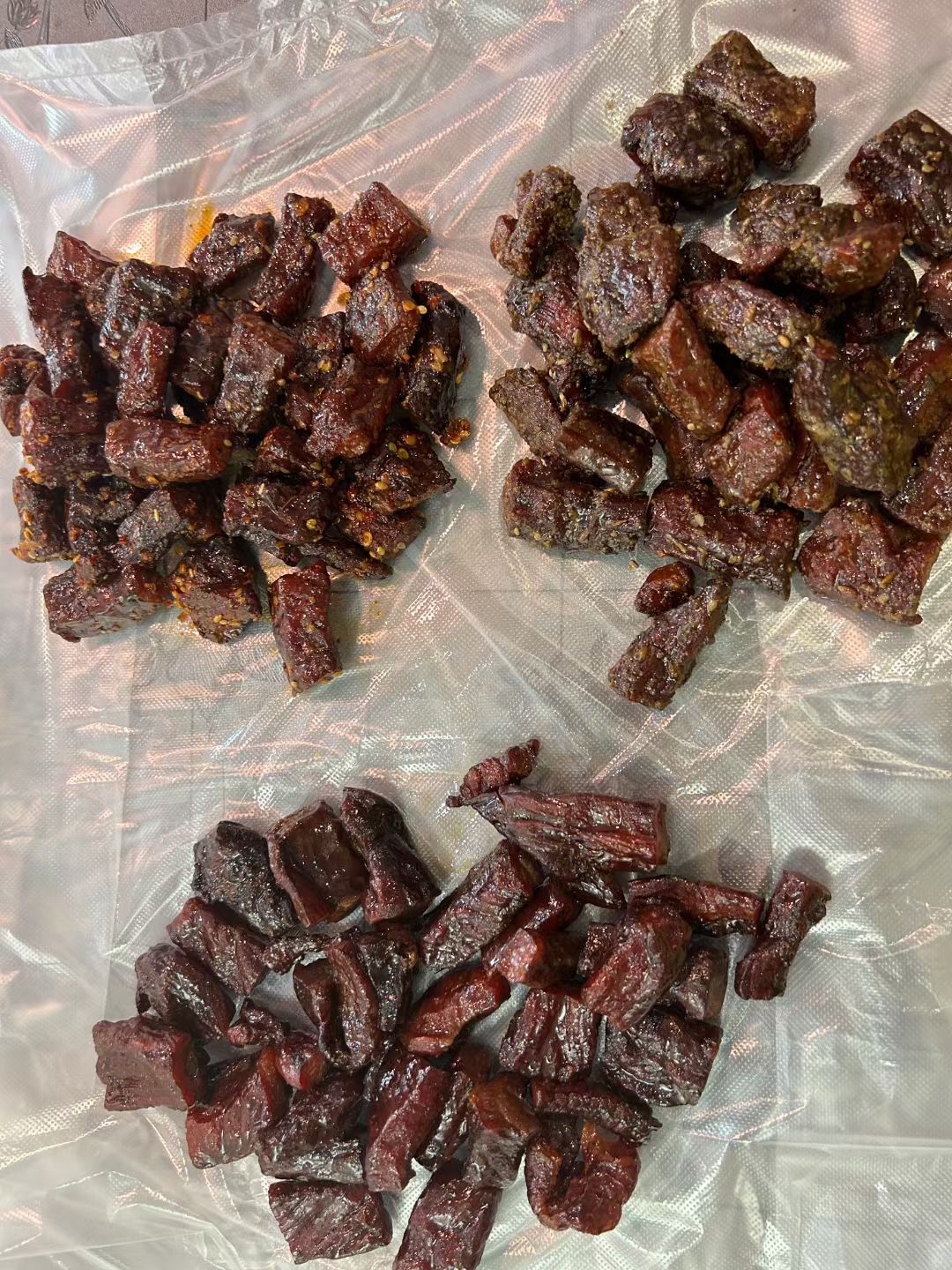 牛肉干切下来的边角，口感是相当的好了，三种口，麻辣味，孜然味