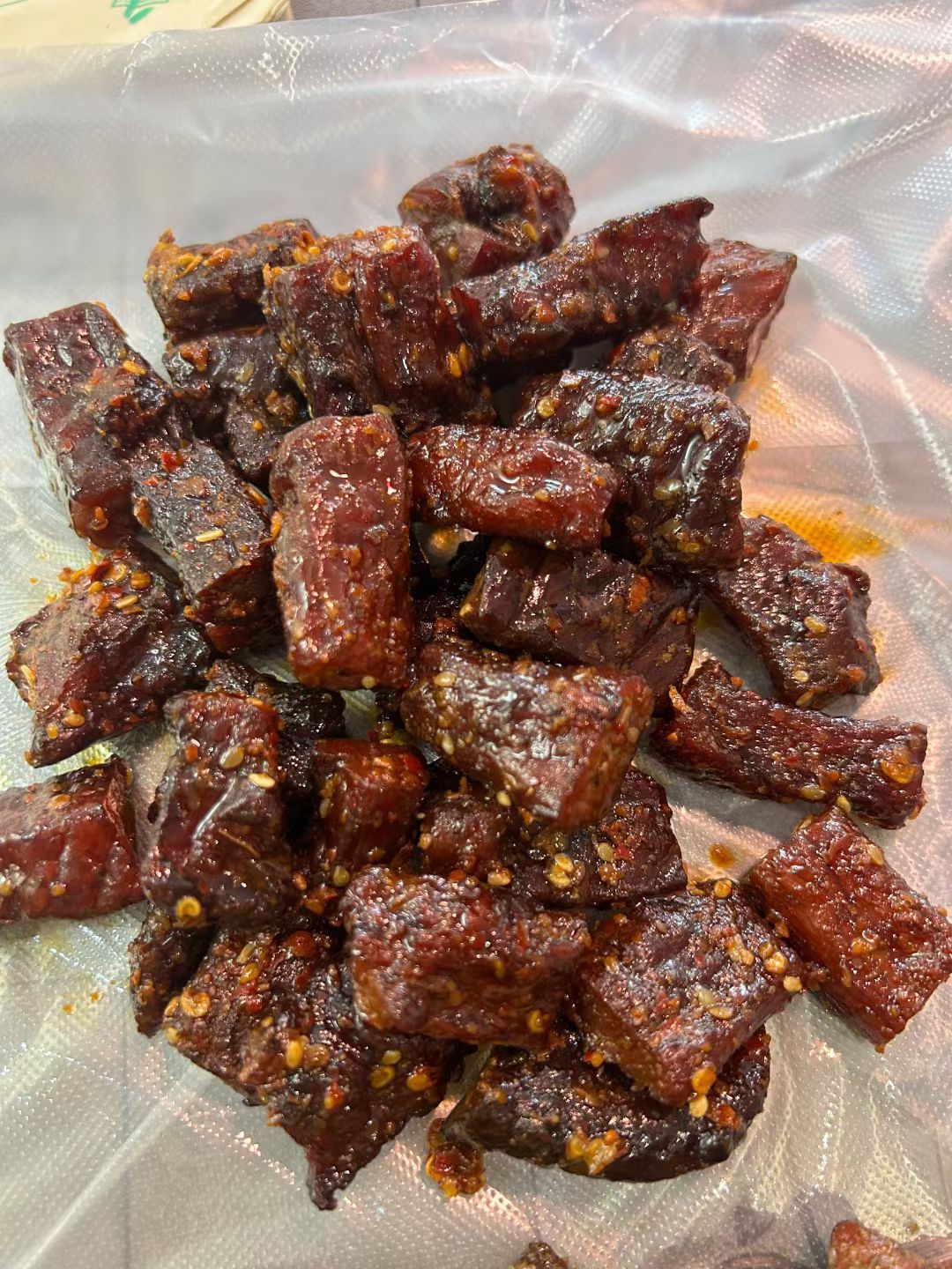 牛肉干切下来的边角，口感是相当的好了，三种口，麻辣味，孜然味