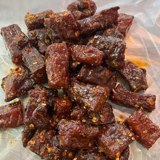 锡林浩特牛肉干切下来的边角，口感是相当的好了，三种口，麻辣味，孜然味