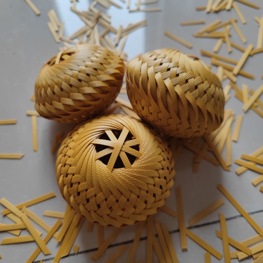 天津蝈蝈笼子:手工编制蝈蝈笼子，单价9.90元，品相如图所示。