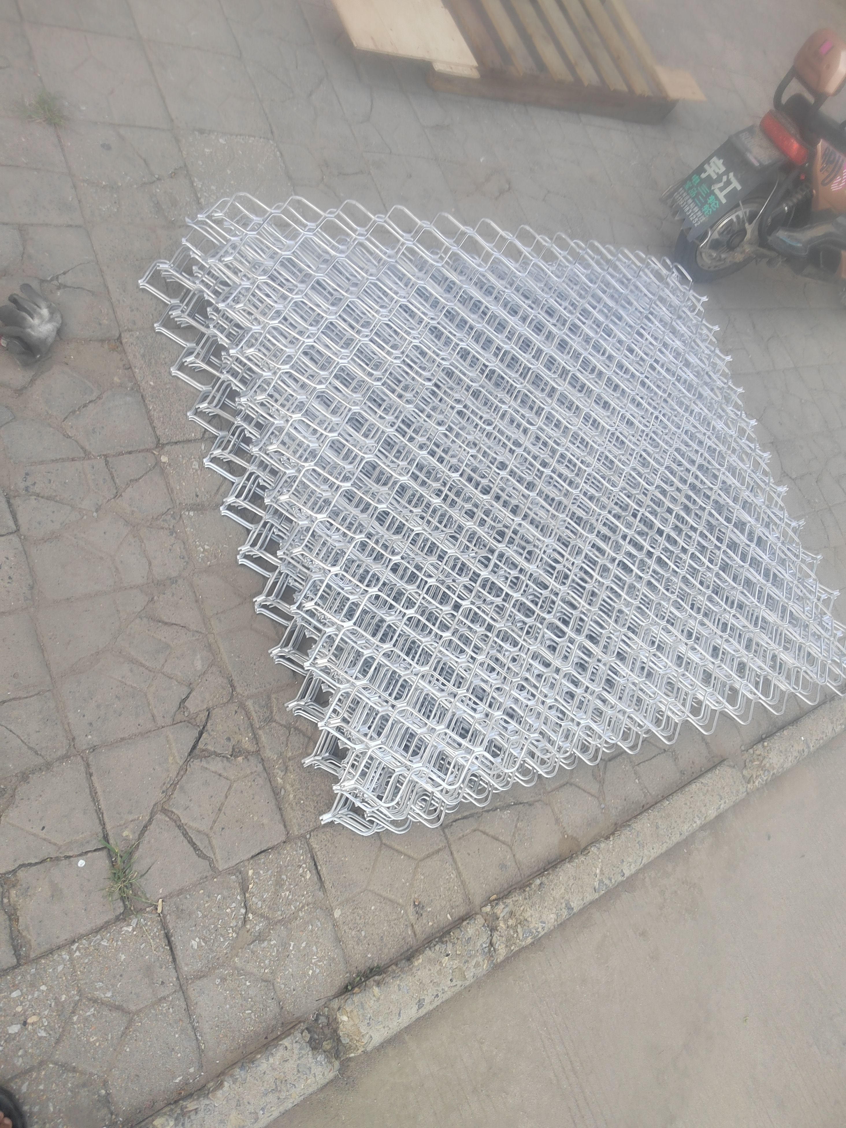 护栏网/ 6毫米厚7厘米孔1.5米宽6米长铝合金防盗窗网