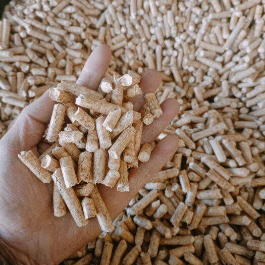 安国市樟子松刨花做的燃烧颗粒不结焦热量高，有需要的下单