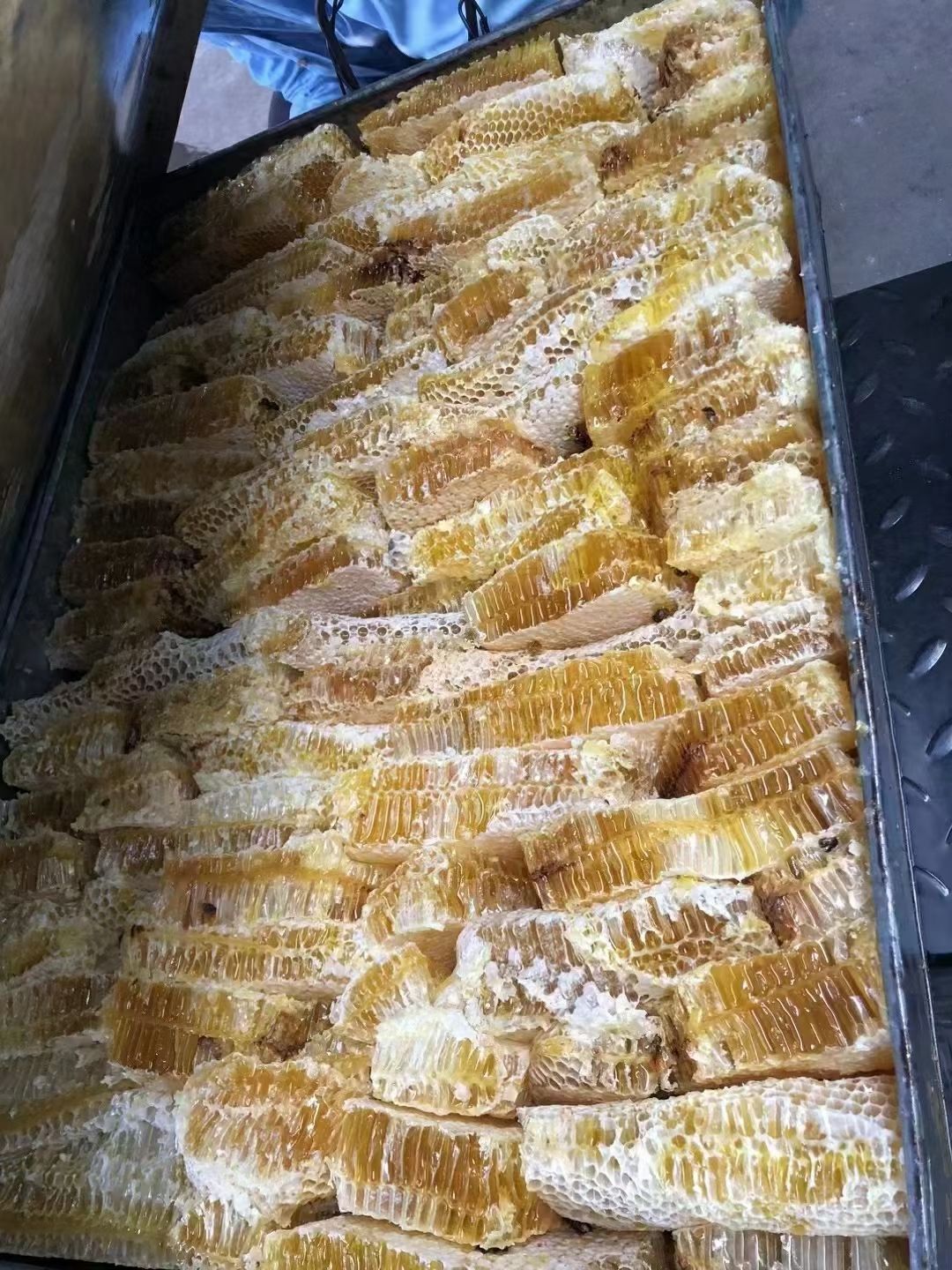 蜂巢蜜一件90斤左右称重发货