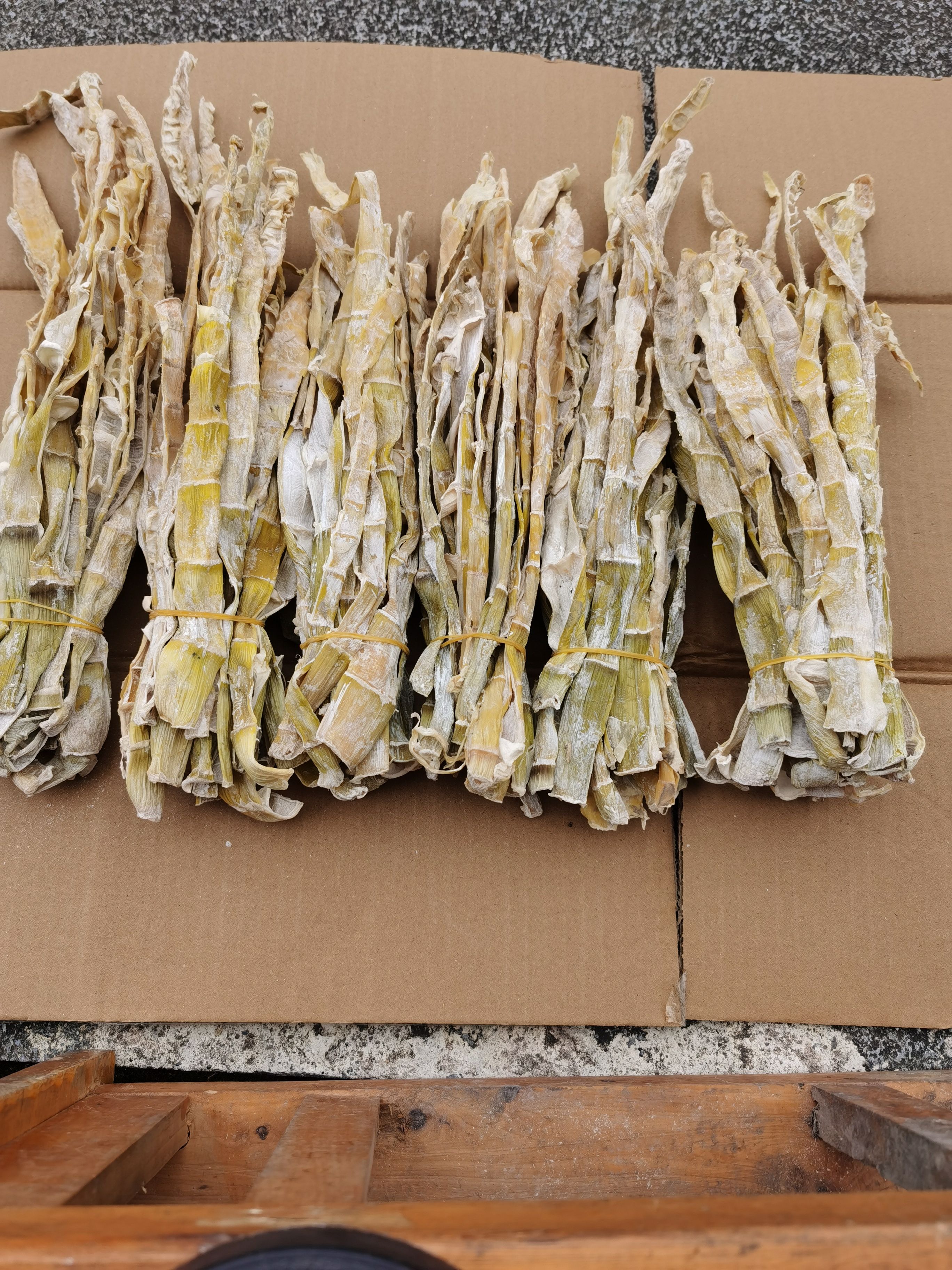 经现代工艺盐水煮竹笋炭火烘纯野生石笋干，清脆爽口，1件50斤