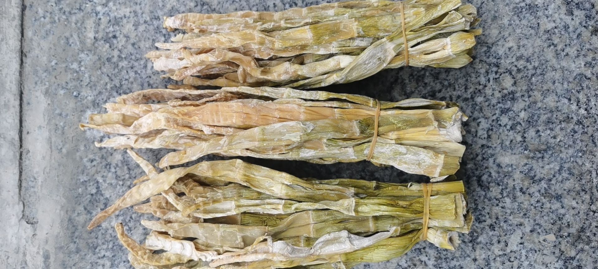 经现代工艺盐水煮竹笋炭火烘纯野生石笋干，清脆爽口，1件50斤