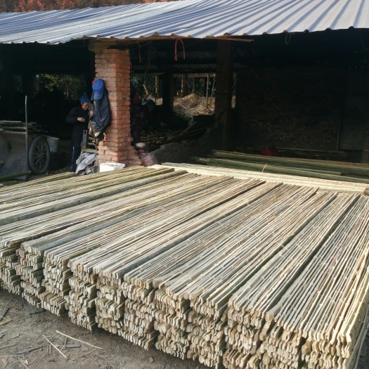 大量出售多规格楠竹工程料，竹杆，竹架板等，诚信经营！