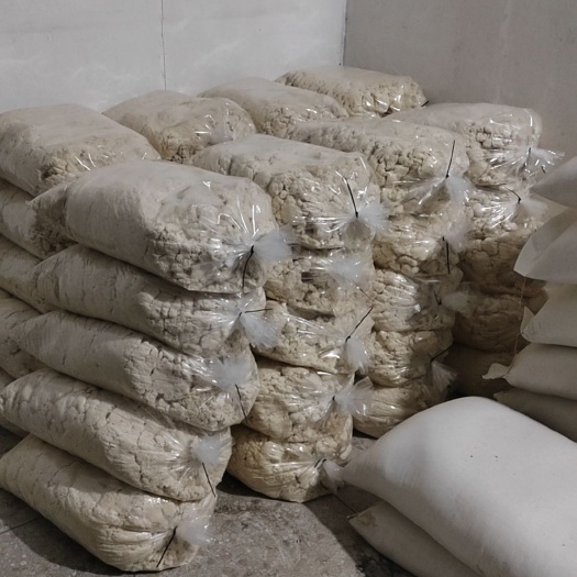 兴安县大量出售精品豆腐渣，牛羊青储料，牛羊鸡鸭鹅颗粒。