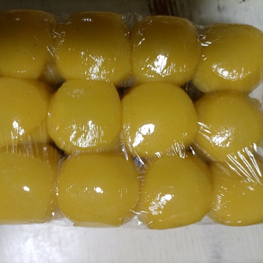 东北粘豆包，白色的，黄色的（发面时勾对玉米）