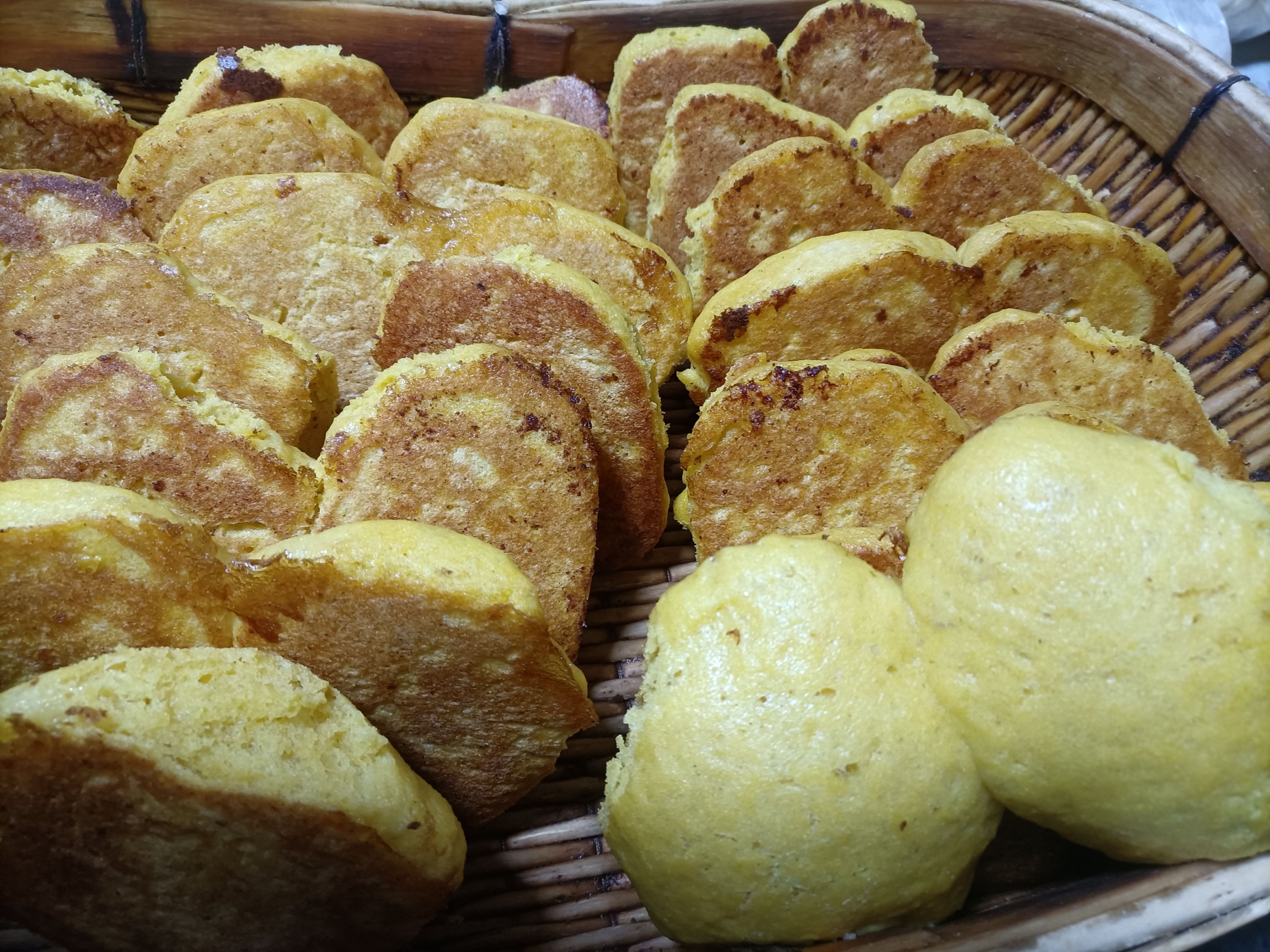 东北粘豆包，白色的，黄色的（发面时勾对玉米）
