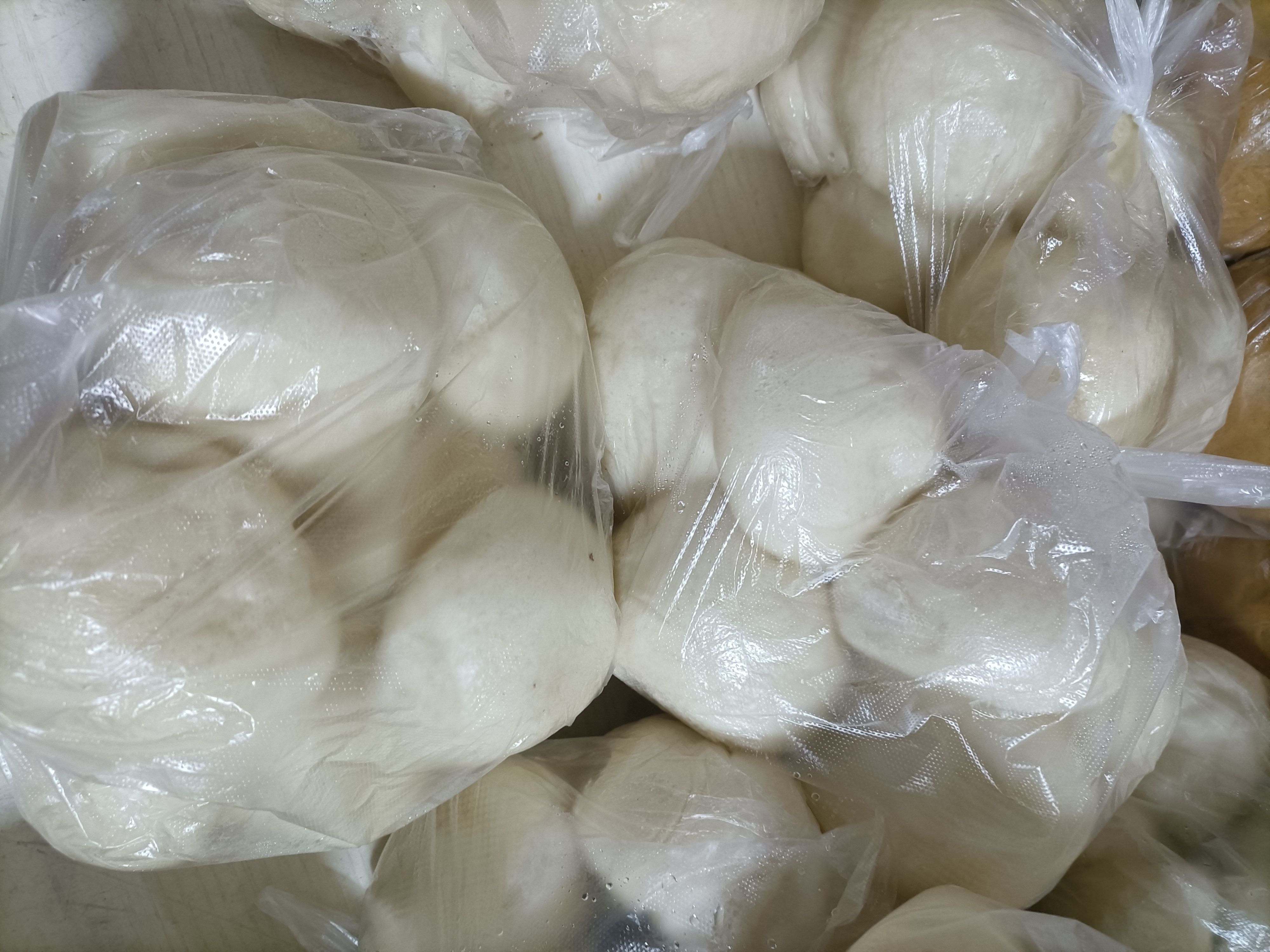 东北粘豆包，白色的，黄色的（发面时勾对玉米）