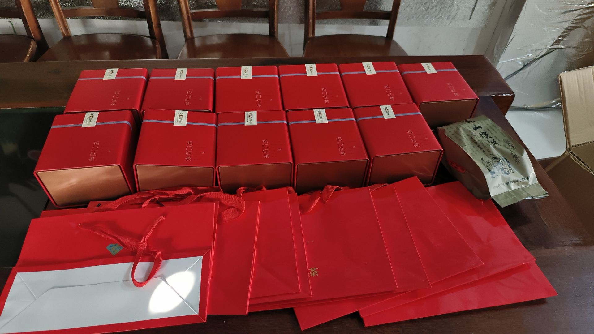 祁门红茶精细型，原始工艺，自然发酵，甘甜纯厚耐泡。
