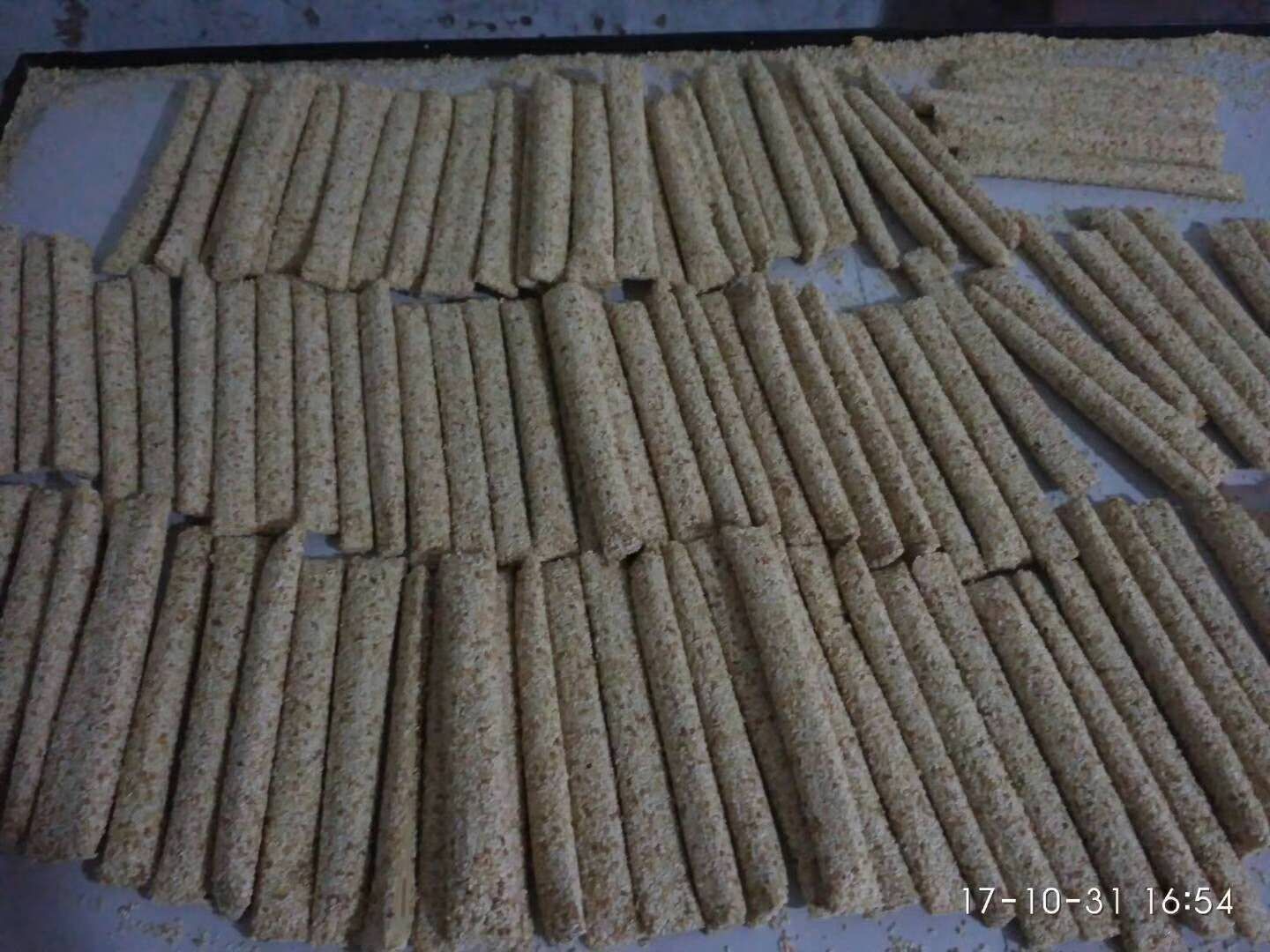  香酥脆甜，美味的芝麻糖已经开始生产了