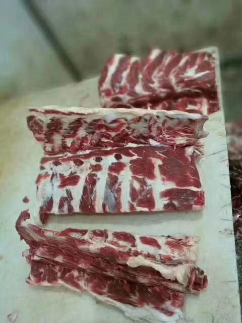 阳信县牛脊骨  国产纯干满肉牛脊骨，可免费锯段，适合牛骨店