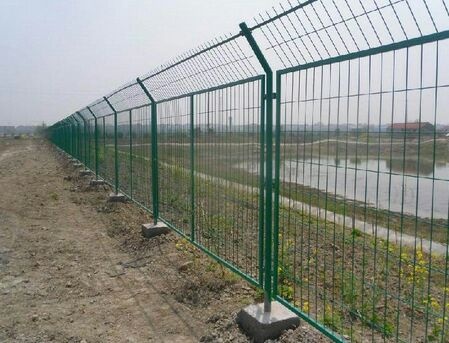 安平县框架护栏网框网框架护栏带框栏网公路道路护栏网果园围栏圈地
