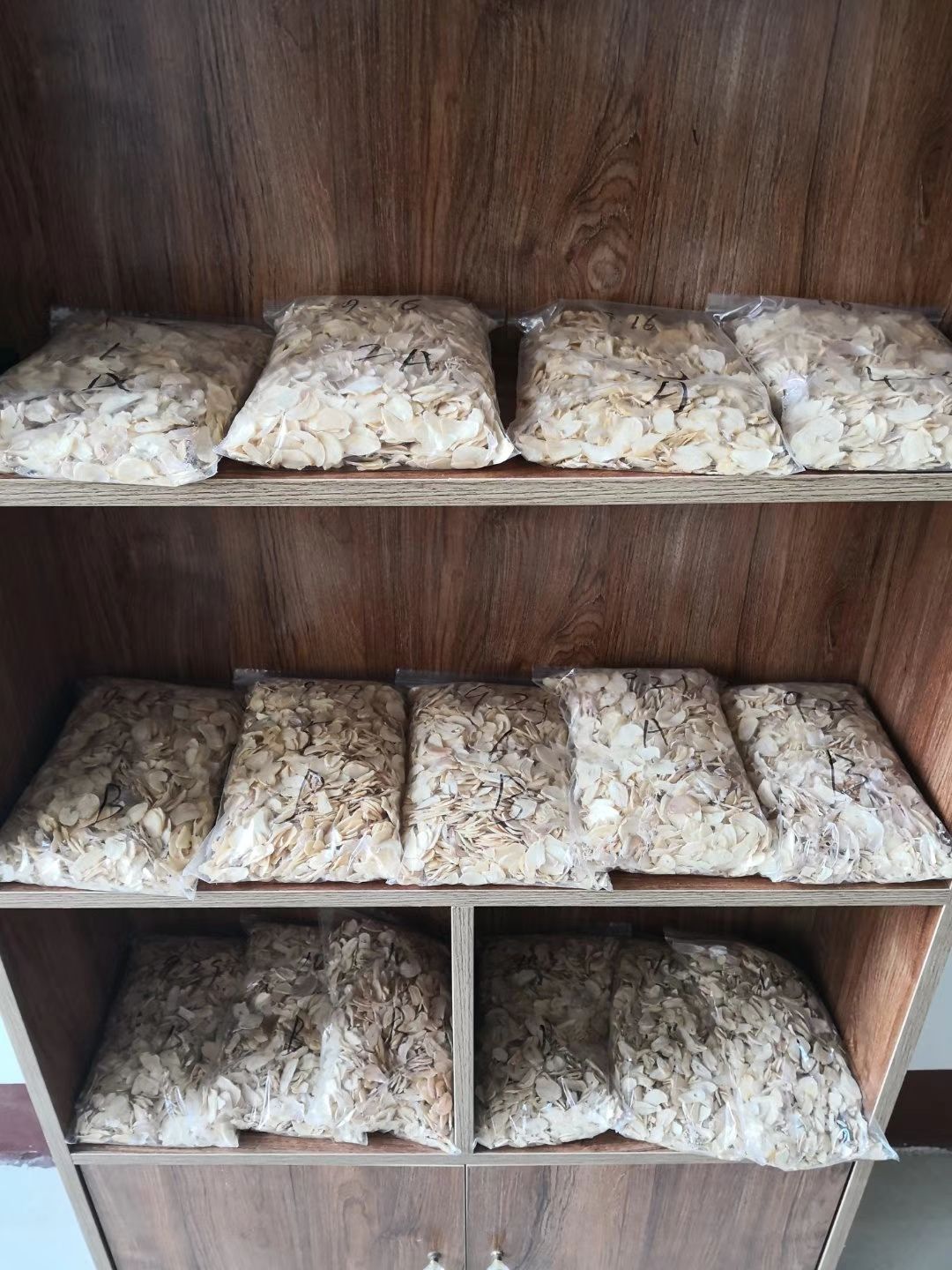 干蒜  蒜片各年份各种规格质量供应，欢迎国内外客商联系