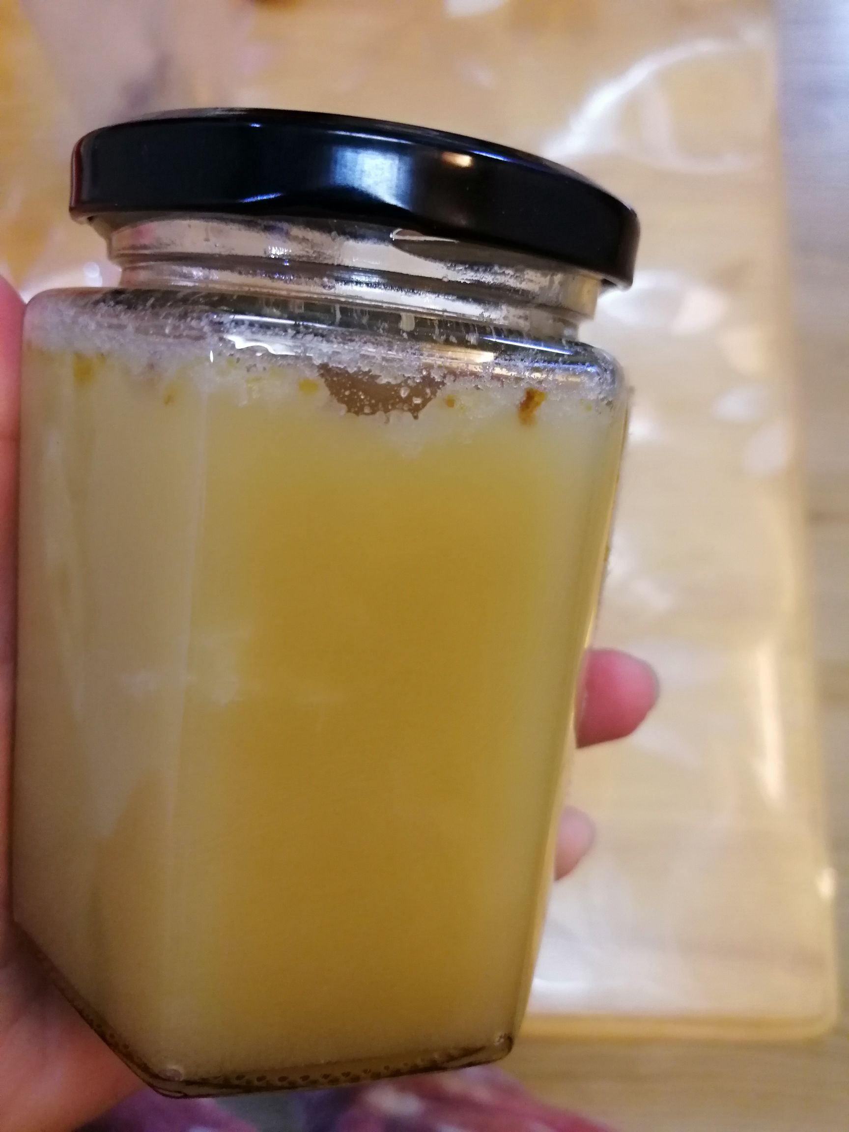 蜂蜜放两年后还可以喝吗(蜂蜜放两年后还可以喝吗有毒吗)