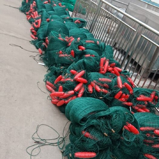 沅江市护栏网/ 网片规格网线从6一1200股丝，网目边长从1一8公分不等！