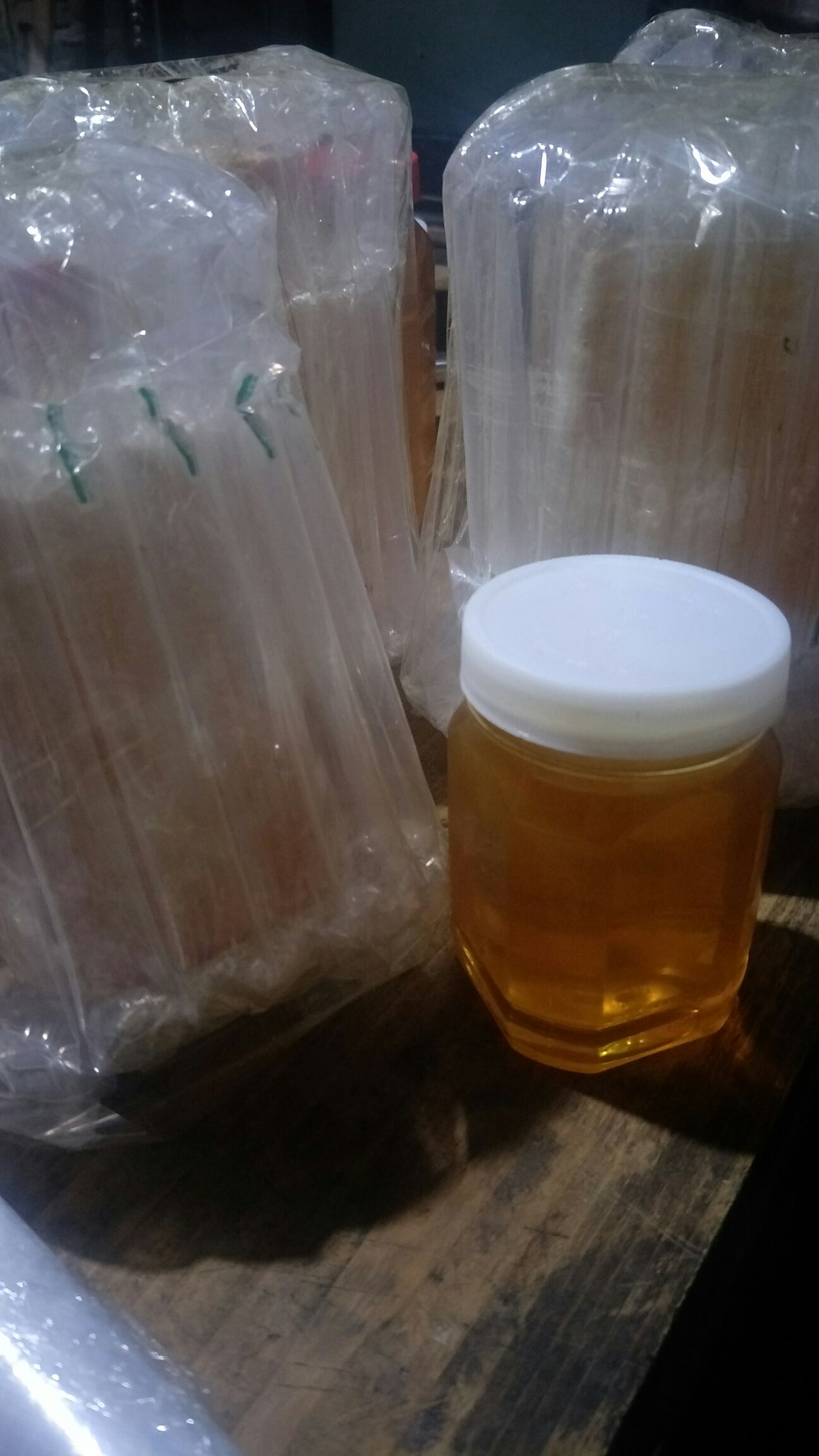 蜂蜜放冰箱三四年了还能喝吗用,塑料瓶子盖的(蜂蜜一直放在冰箱里,3年了还能吃吗)