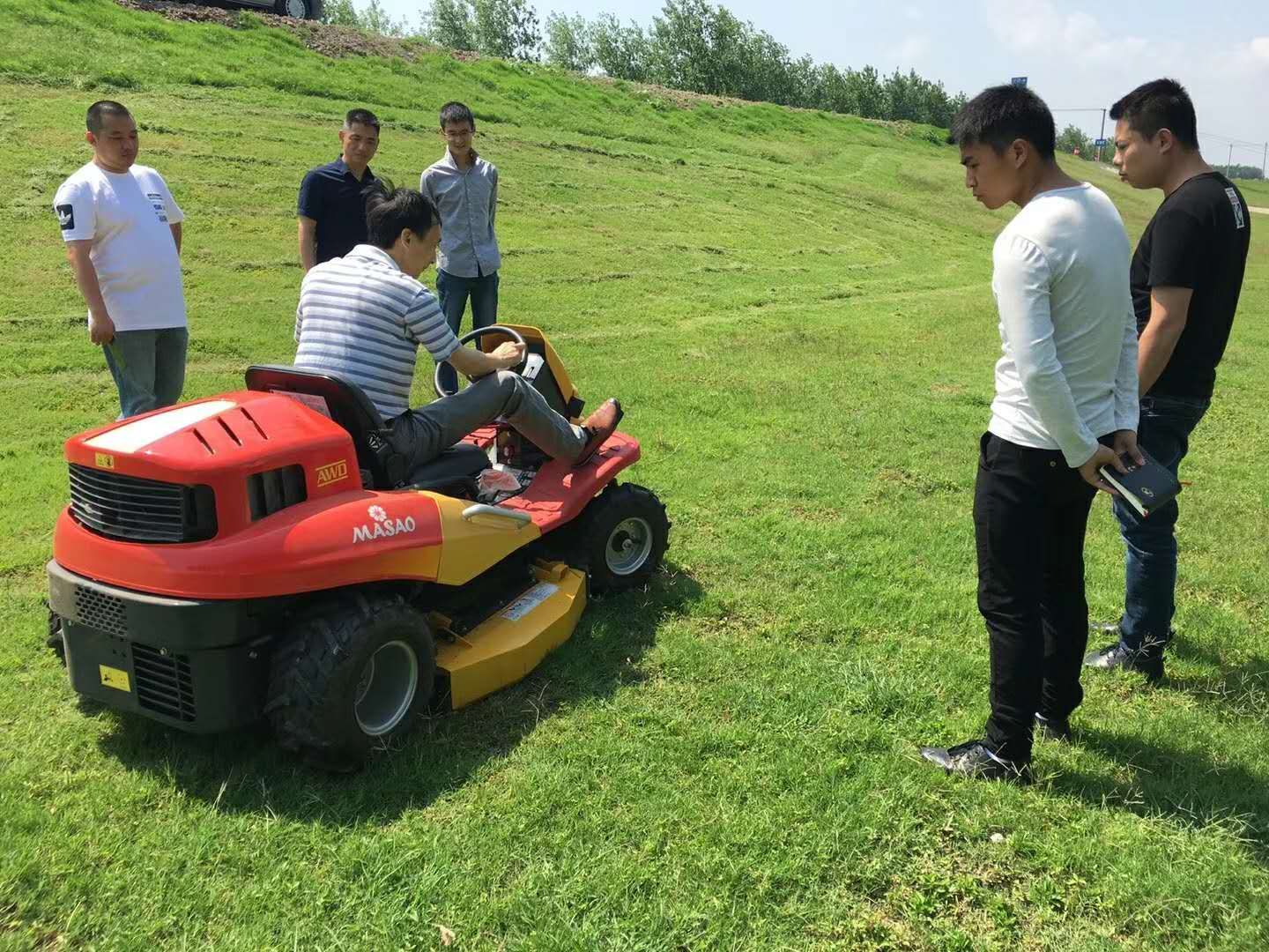 割草機  座駕式割草碎草一體機果園剪草機