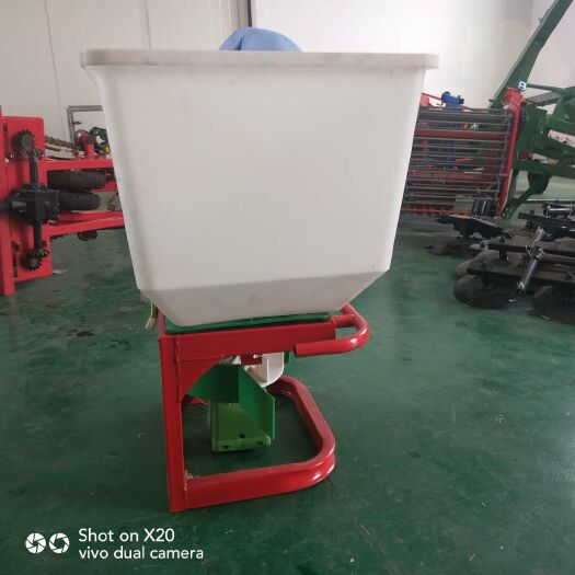 禹城市施肥机  电动撒肥机前置12伏电瓶撒播机颗粒肥皮带轮带施肥