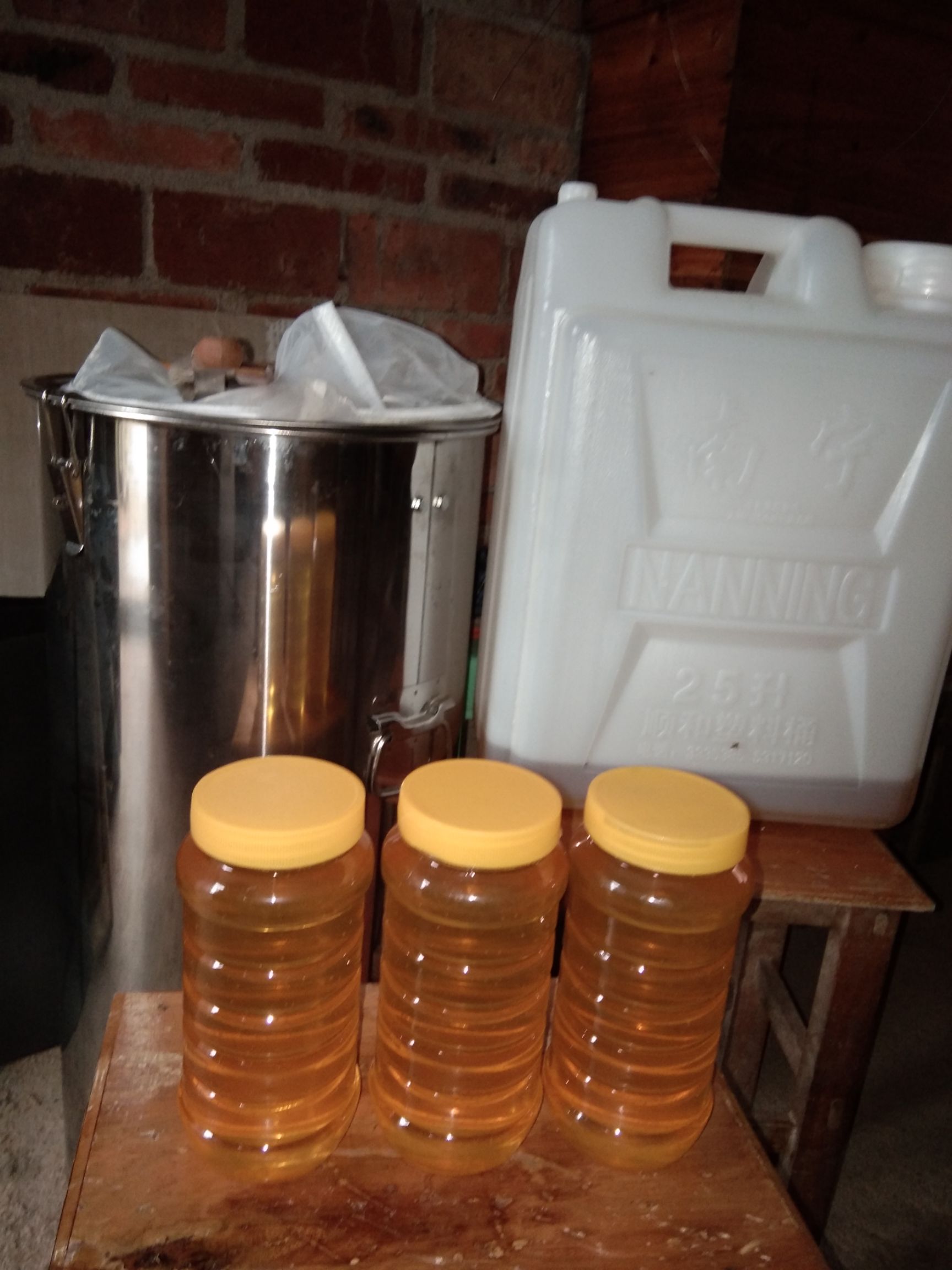 瓶装蜂蜜怎么倒(瓶装蜂蜜怎么倒进瓶子里)