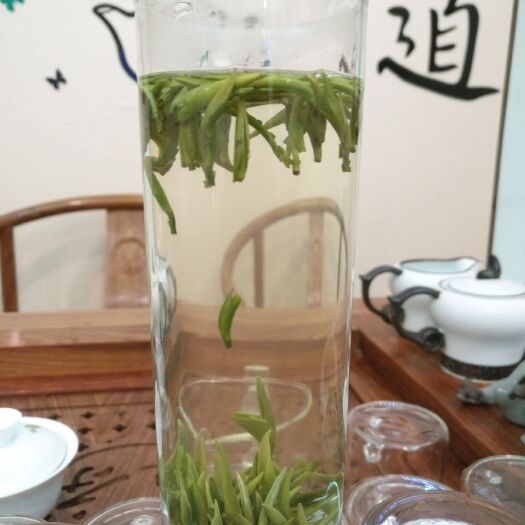 新茶竹叶青,明前采摘,茶汤黄绿明亮,鲜醇爽口。颗颗饱满芽心