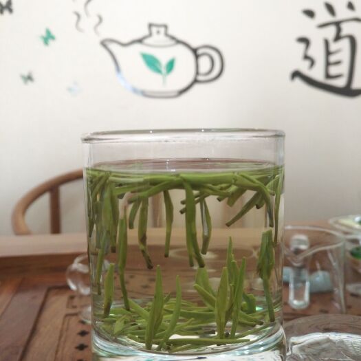 竹叶青茶 来自峨眉高山，汤色清澈，茶芽直立。