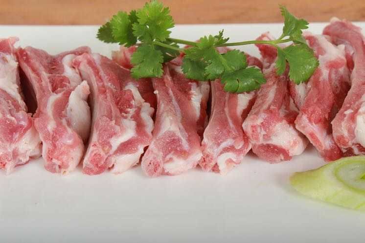  藏香猪被誉为猪肉中的人参，是原始的瘦肉型种猪，属于外牧养类。