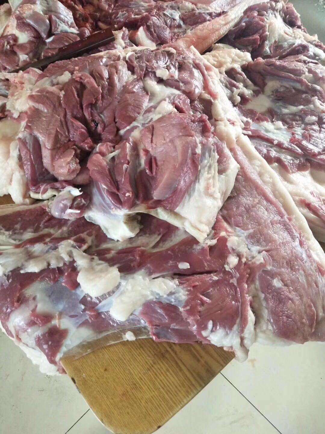  藏香猪被誉为猪肉中的人参，是原始的瘦肉型种猪，属于外牧养类。