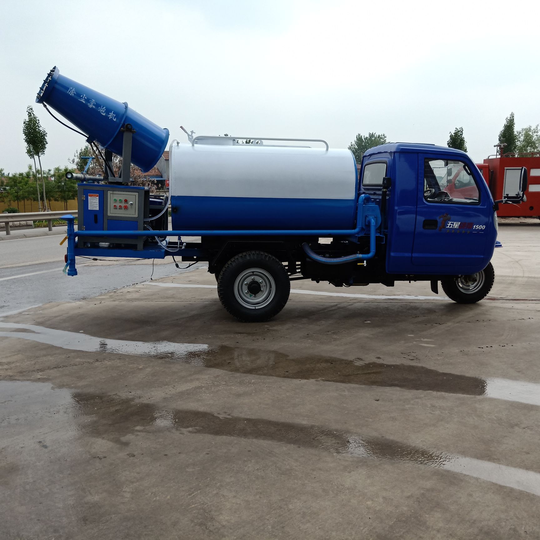  三轮洒水车小型雾炮洒水车