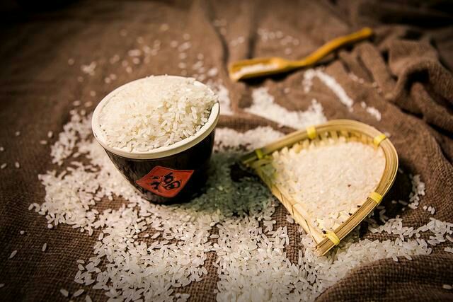  常年出售优质江苏本地大米，本地优质菜籽油。