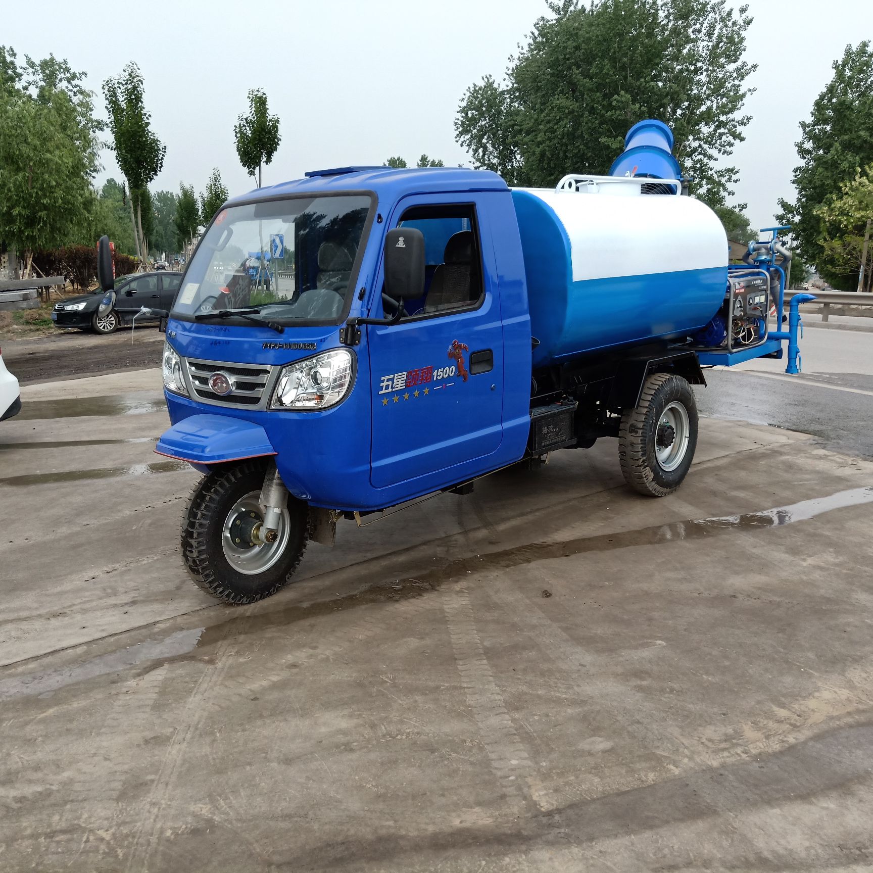  三轮洒水车小型雾炮洒水车