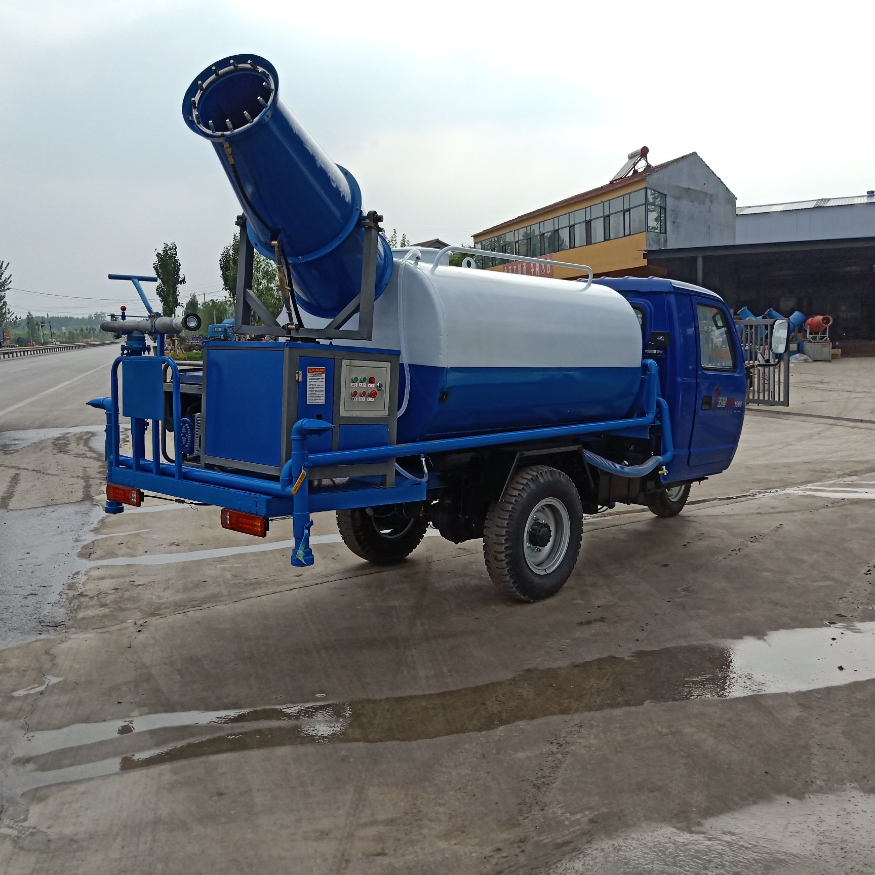  三轮洒水车小型雾炮洒水车
