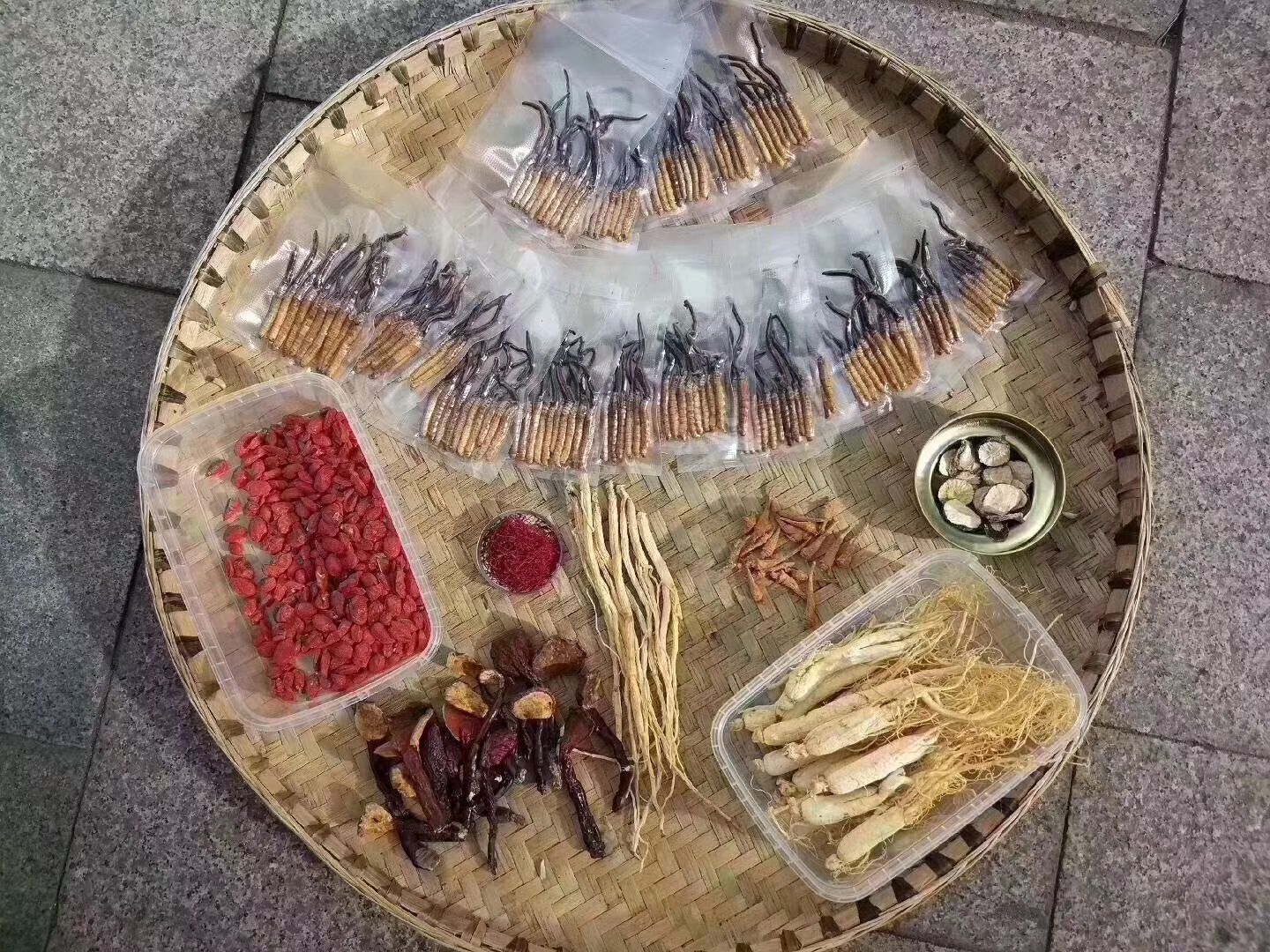  鲜草开刷…今天全是雪域高原大虫草
有钱难买当季鲜，错过等一年