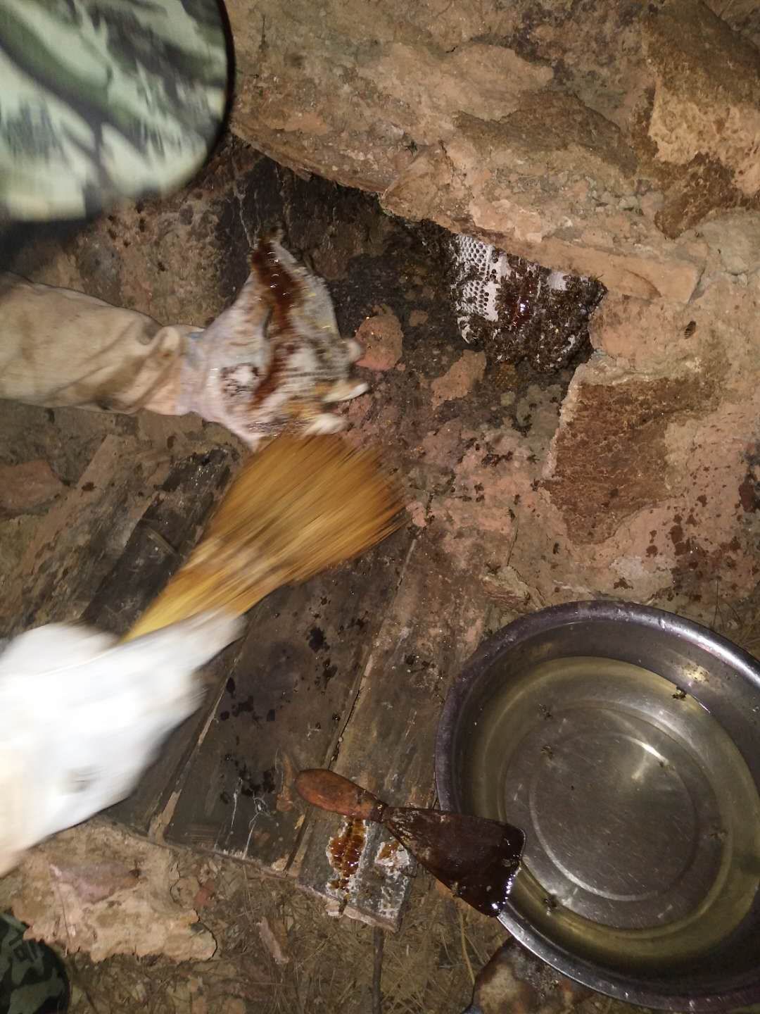  农家土蜂蜜纯，保证从蜂窝取出来什么样你收到就是什么样