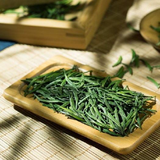 雅安 蒙顶雀舌茶因形状小巧似雀舌而得名，其香气极独特浓郁，天然