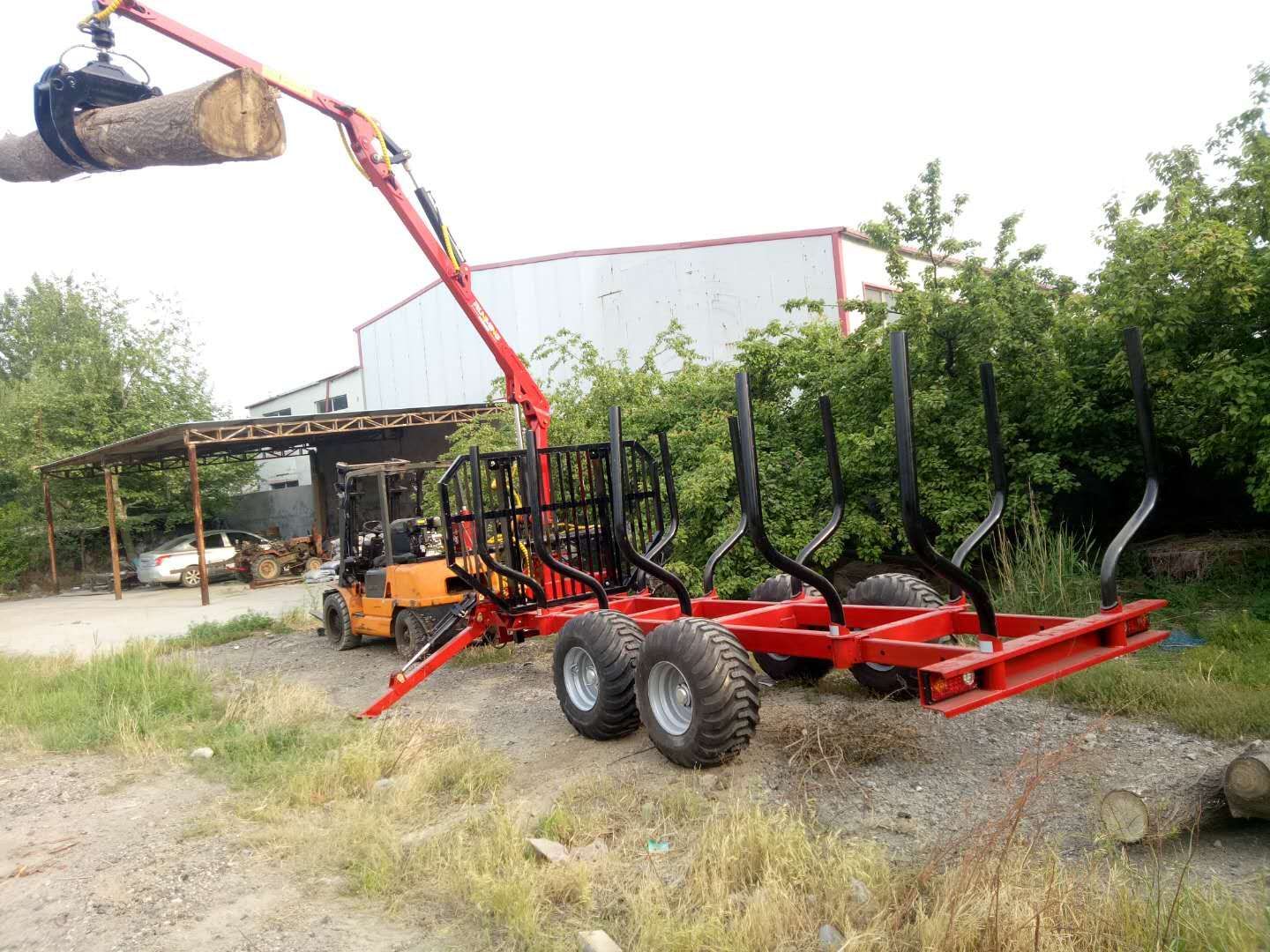  360度旋转抓木机拖车，木材装载机转运拖斗，大臂式液压抓木机