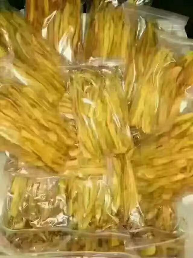  华坪晚熟芒果烤出的香甜可口的芒果干，没有任何添加剂