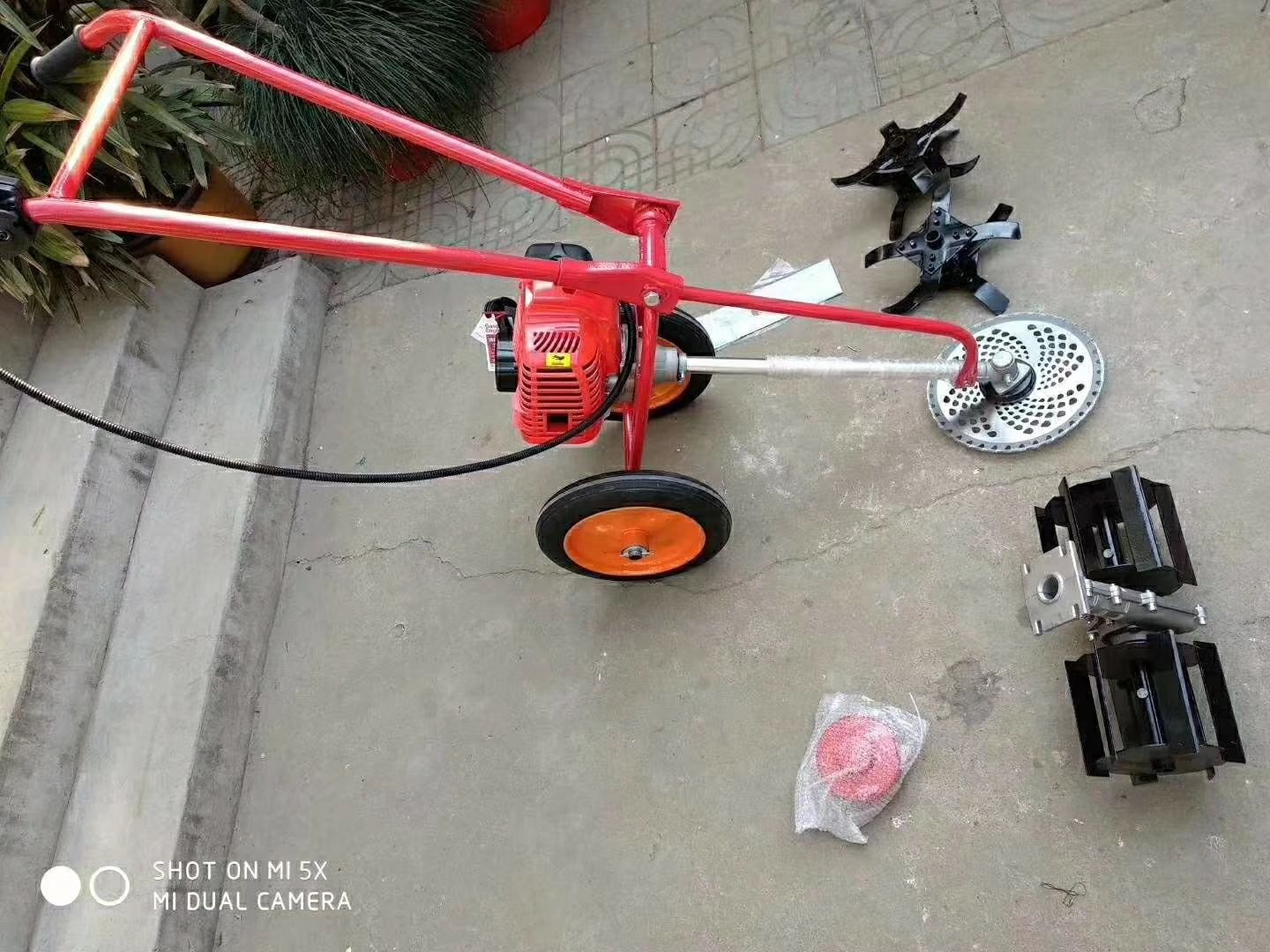  走推式除草机赠送五套刀具，可以除草，松土，割草，打草，割灌