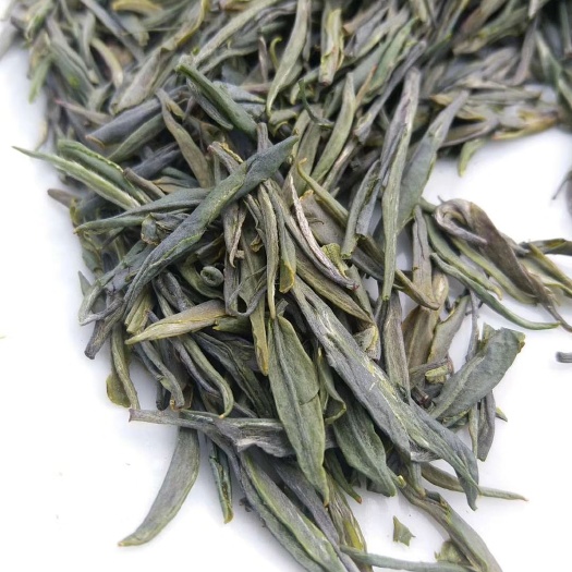 英山县桃源茶叶 清凉初夏，扁扁尖尖是雀舌，高山雀舌茶（明前）。绿叶清汤碧水