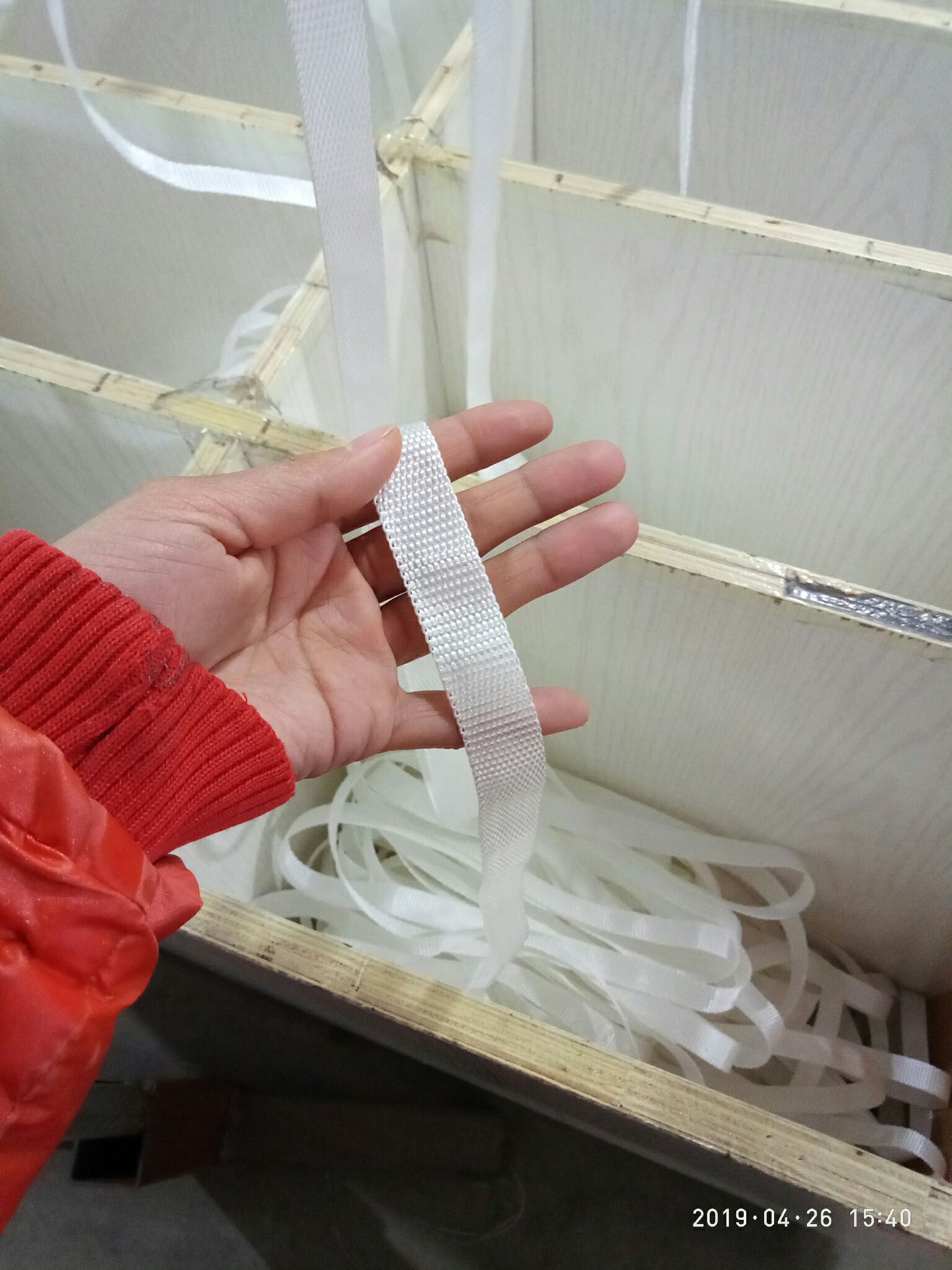  2公分宽，尼龙材质的压膜带