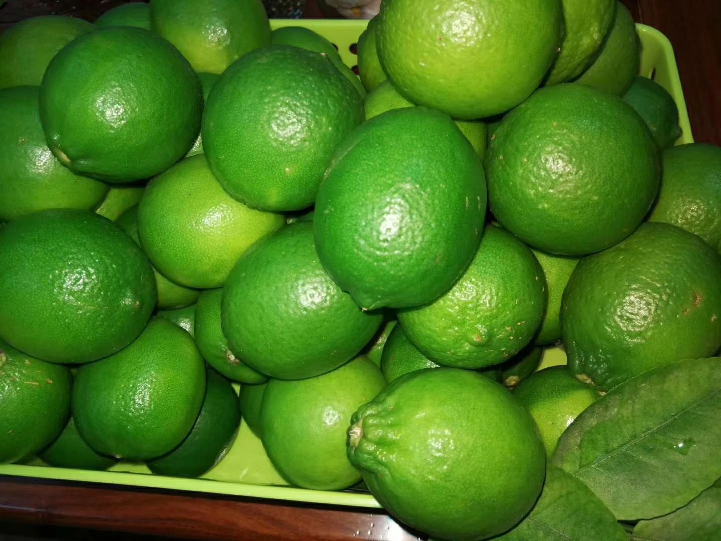  塔西提无籽青柠檬，皮薄多汁，柠檬中最优质品种，不苦不涩。