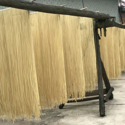 六盘水 颜色黄一点的面条是晒过的
      暗一点的是没有晒过的
